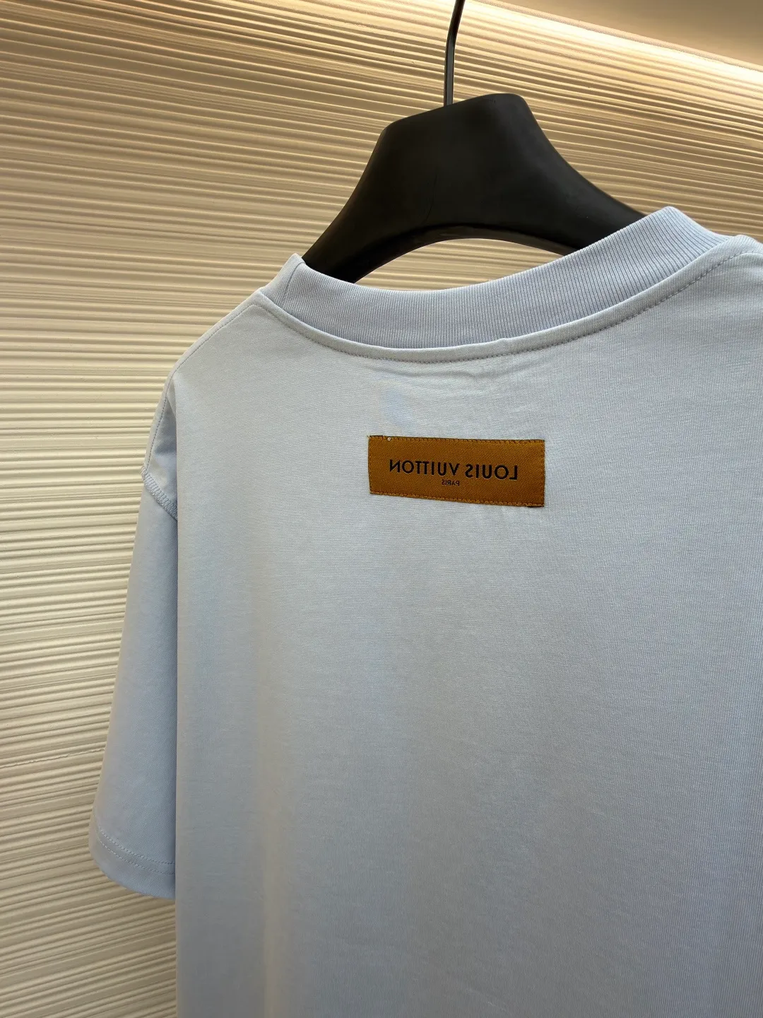 LOUISVUITTON embossed small label T-shirt ●Authentic product: purchased and developed by 6311 ●Item number: 1682338-A00 ●Fabric: pure cotton fabric ●Technology: embossed production ●Version: fitted version ●Weight: about 315 grams ●Size: XS-S-M-L ●Description: Fabric is 40S/2 Double-strand smooth cotton plain weave, dust-free wool processing; matching 40s single-strand combed cotton, 280g cylindrical machine rib. The front panel is stamped and filled. After low-temperature stamping with a steel stamp, the inside is filled with foam cotton. The bottom surface is directly sealed with low-temperature hot melt glue at 80 degrees Celsius. The integrated machine operation makes the relief pattern three-dimensional and full and stylish. High-quality products require natural and beautiful products. The overall wiring is straight and delicate, the fabric is comfortable and soft, and the color is consistent without color difference. It can be matched with the same style to create a fashionable look and control various occasions. Customized accessories, complete with three standards, same style for men and women!